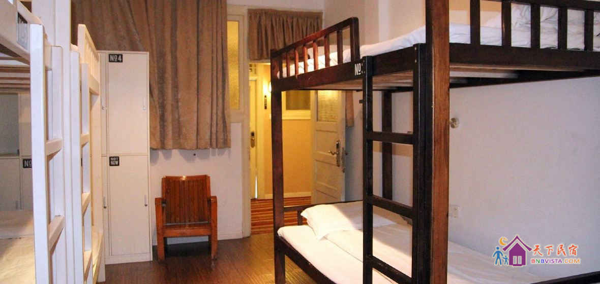 女生多人床位间