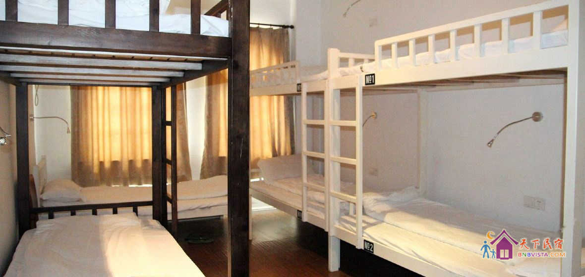 男生多人床位间