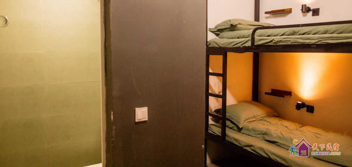 温馨女生四人床位间