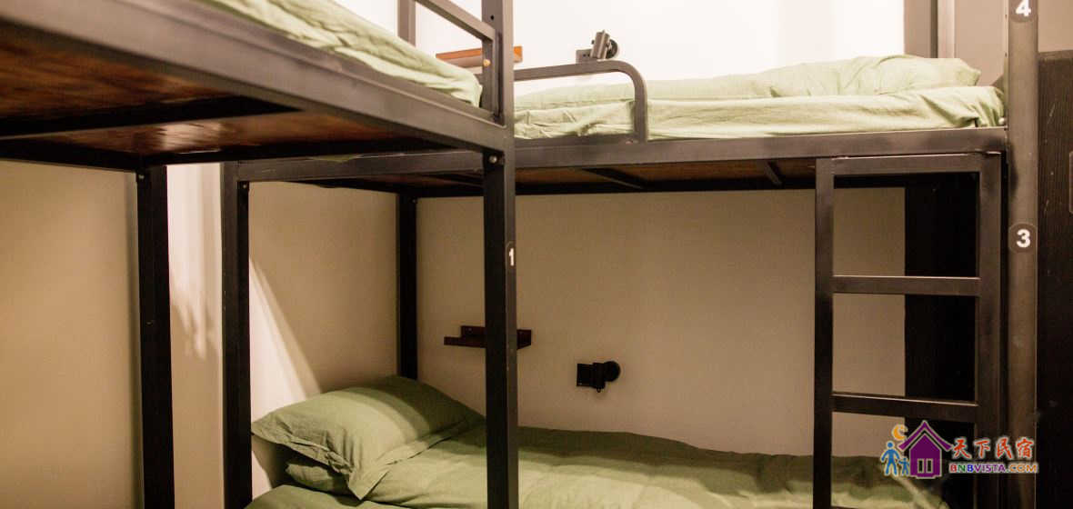 温馨男生四人床位间