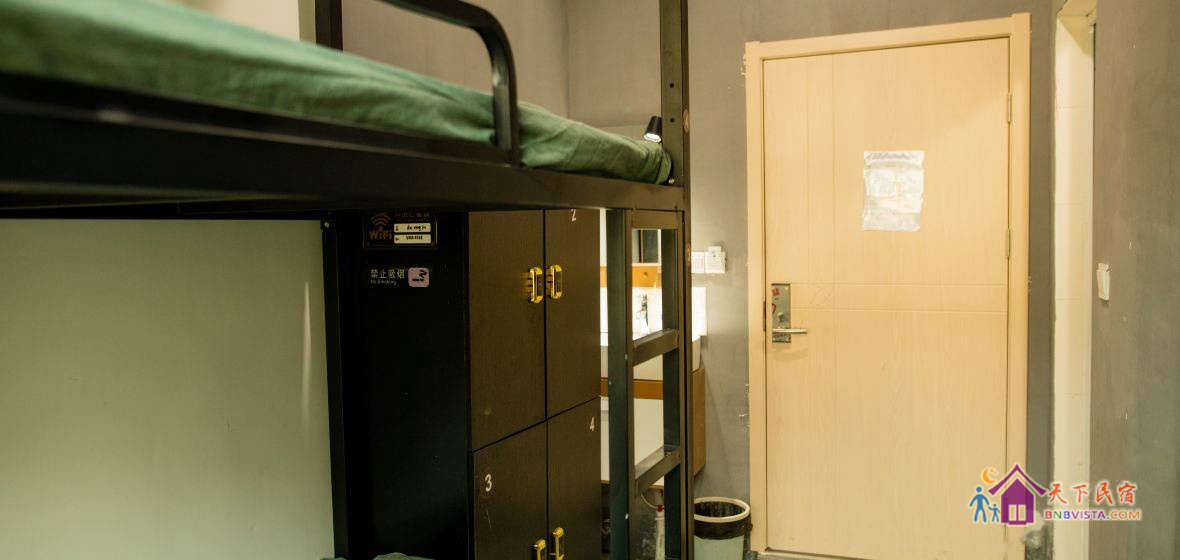 阳光男生四人床位间