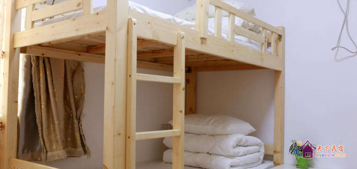 女生高低铺床位房