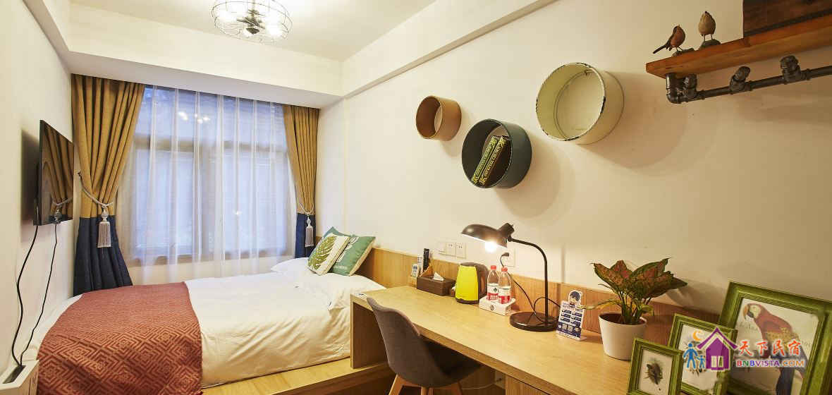 胧月温馨大床房