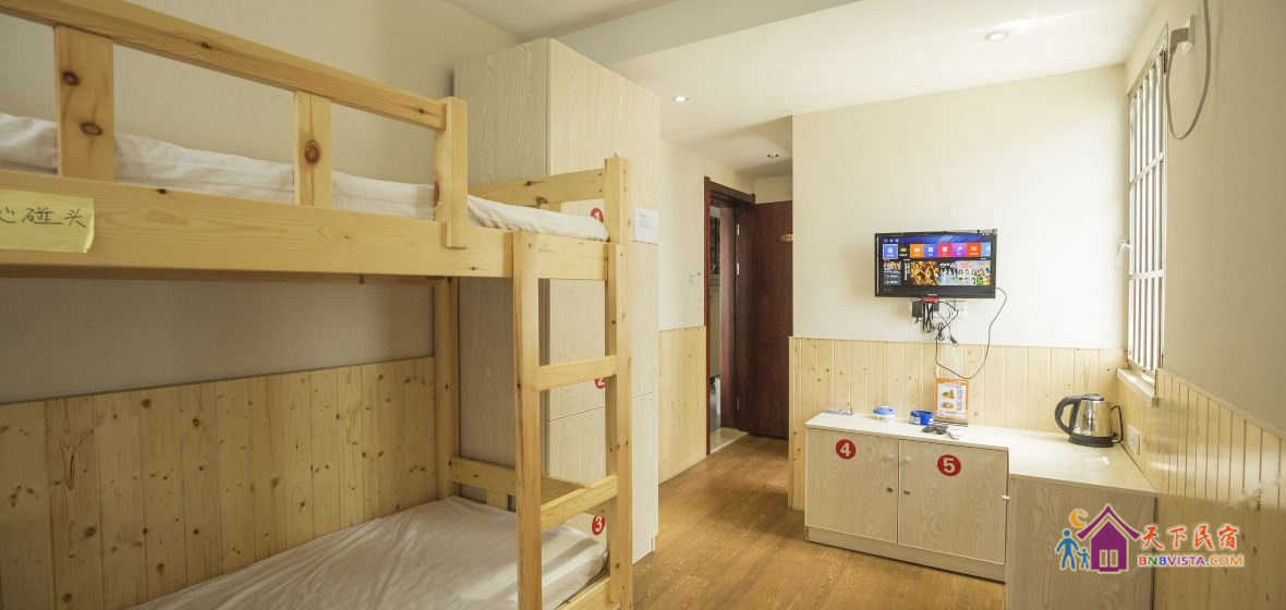 男生四人床位间