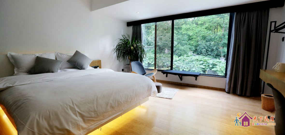 楠 豪华林景沙发浴缸房