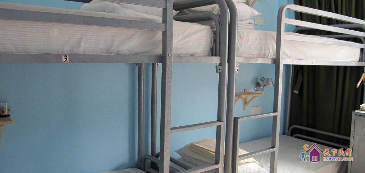 八人混住床位房