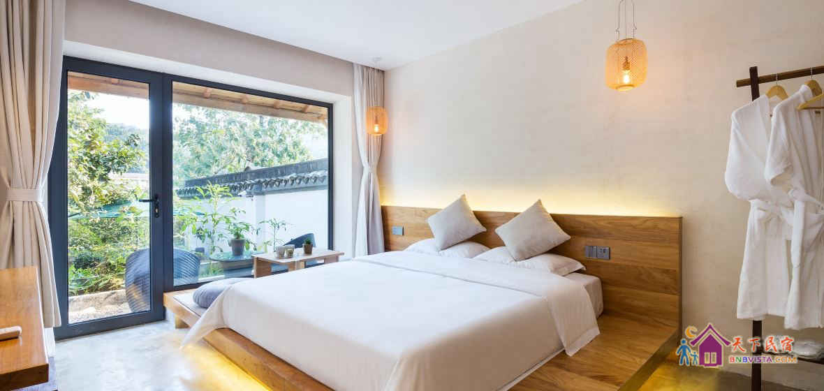 玫瑰园花园飘窗大床房