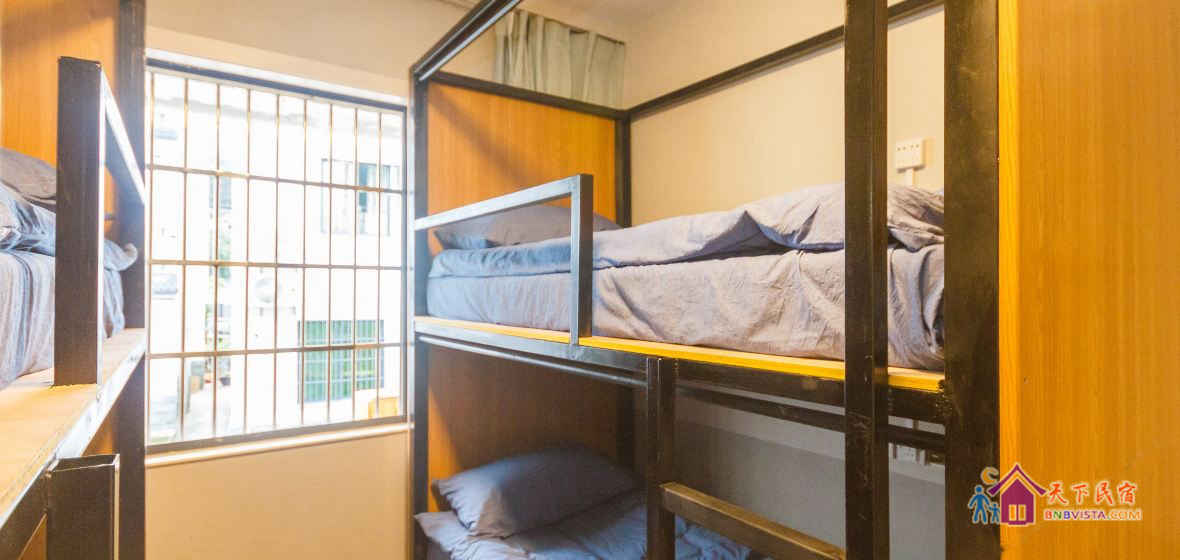 男生四人床位间