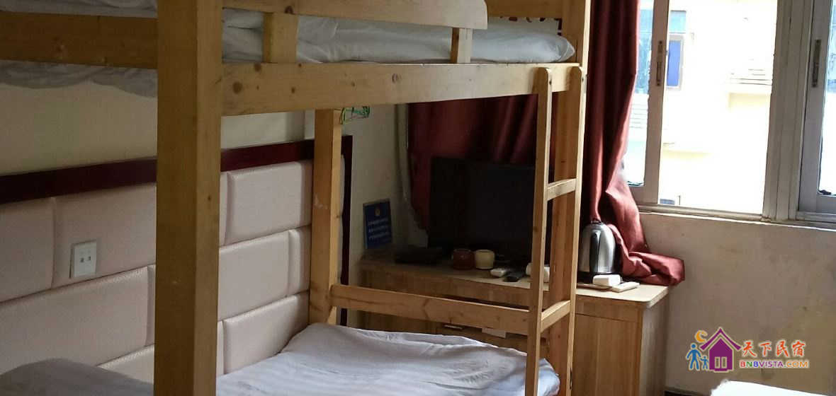 男生上下铺三人间