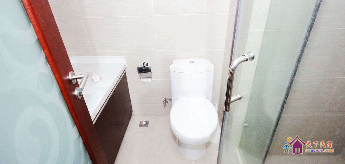 精品男生独卫多人床位间