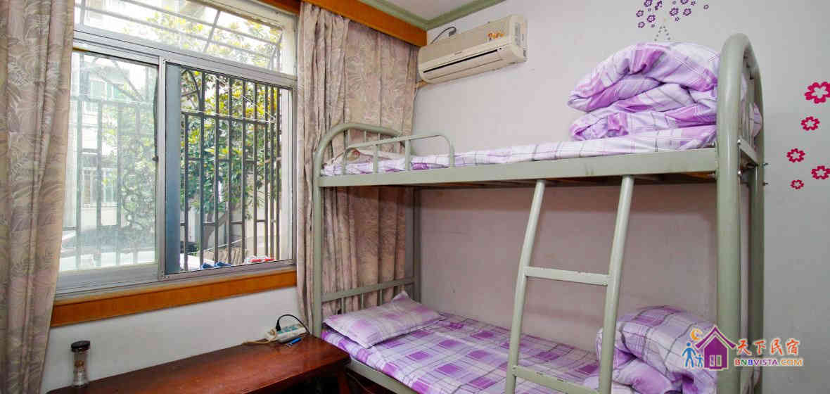 男生六人床位间