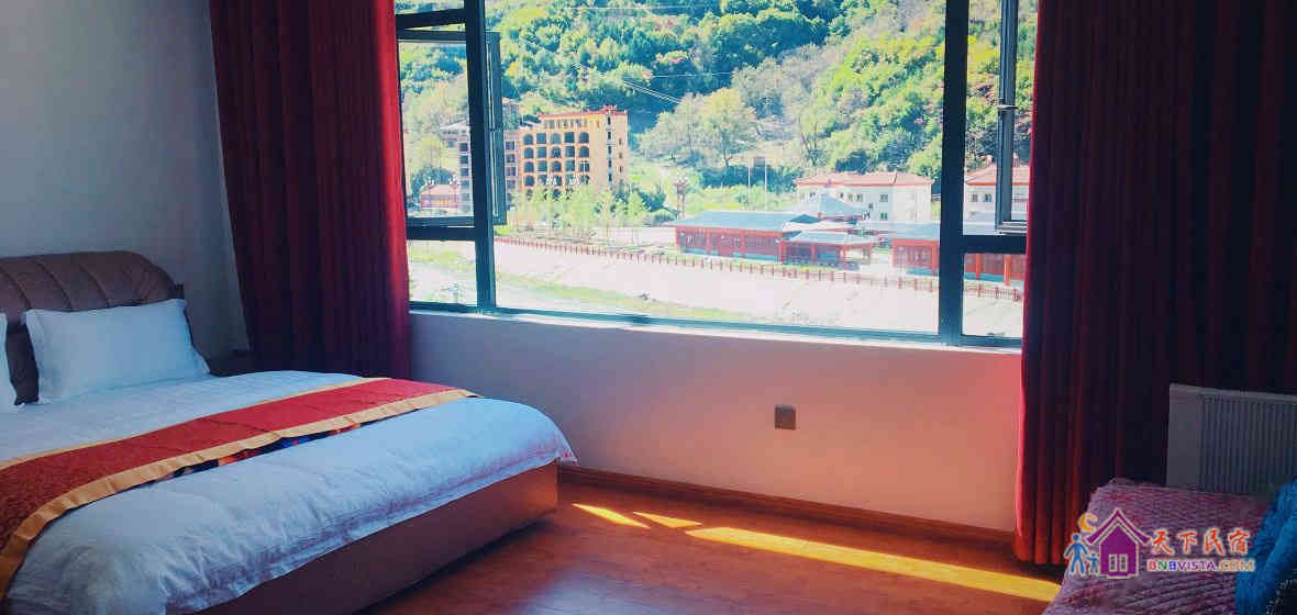 山里河景大床房