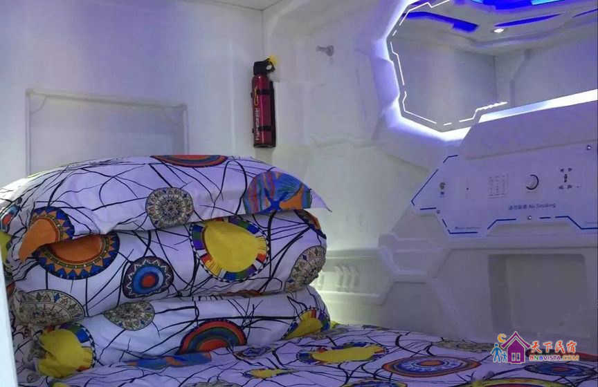 女生舒适豪华太空舱