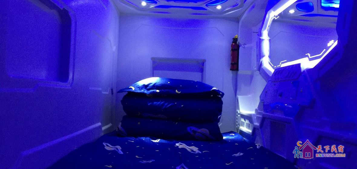 男生豪华太空舱