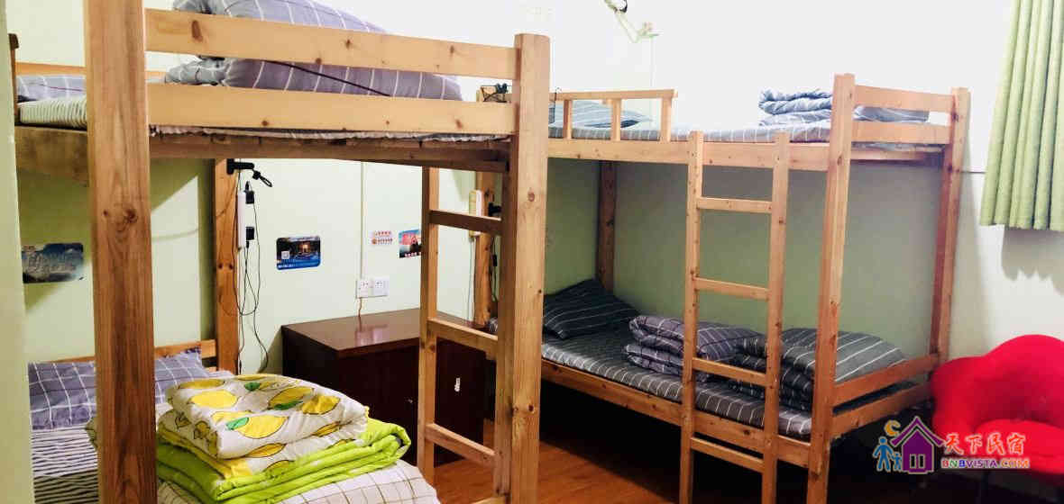 男生四人间床位房