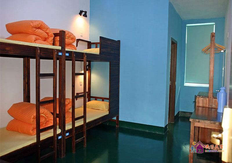 六人男生床位间