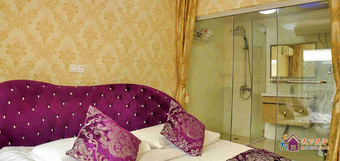 独立大阳台201豪华圆床房