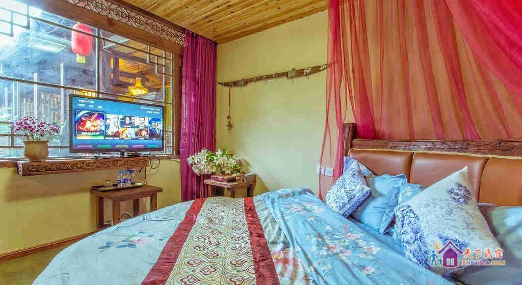 园景蜜月圆床房