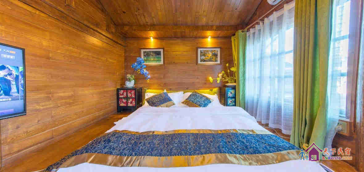 纳西庭院家庭房