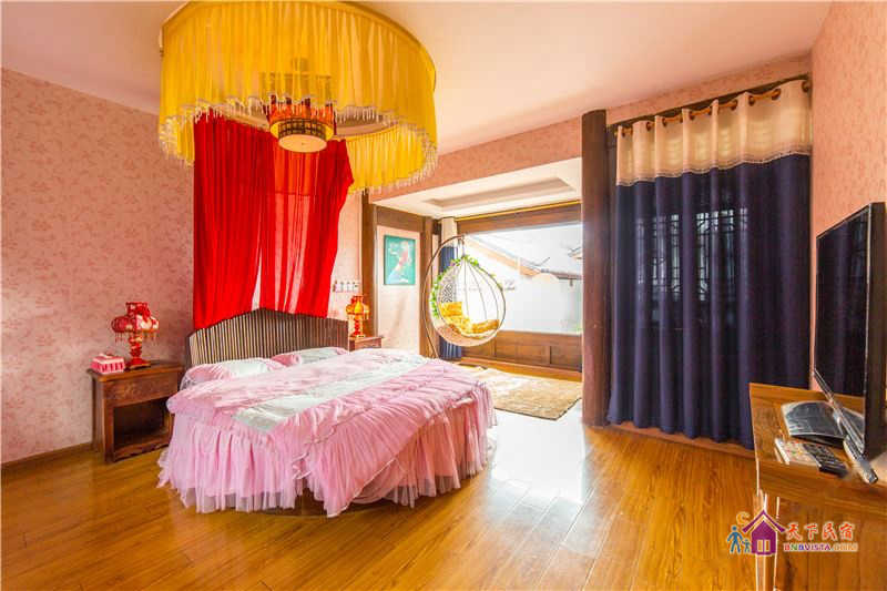 阳光蜜月圆床房