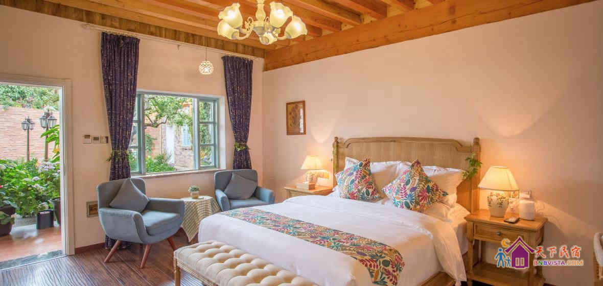 百合花温馨大床房