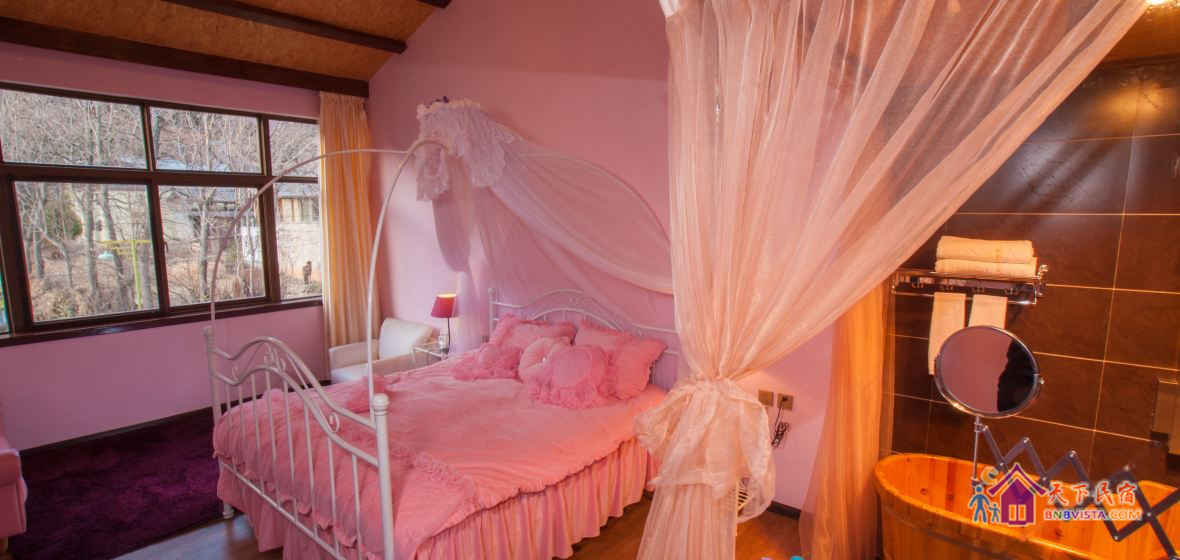 温馨蜜月大床房