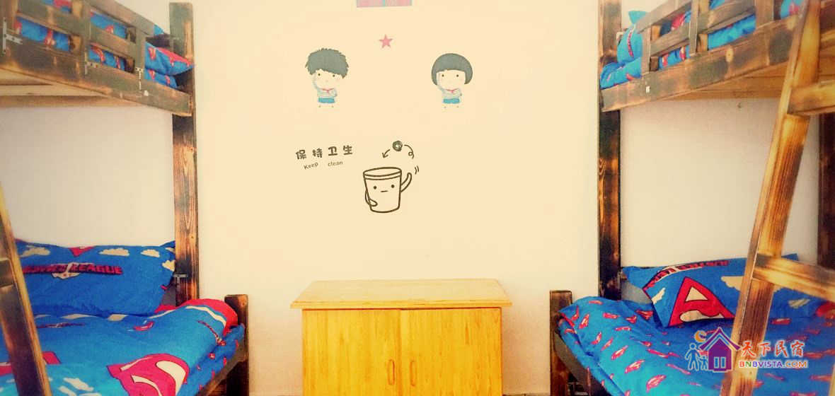 男生四人床位间