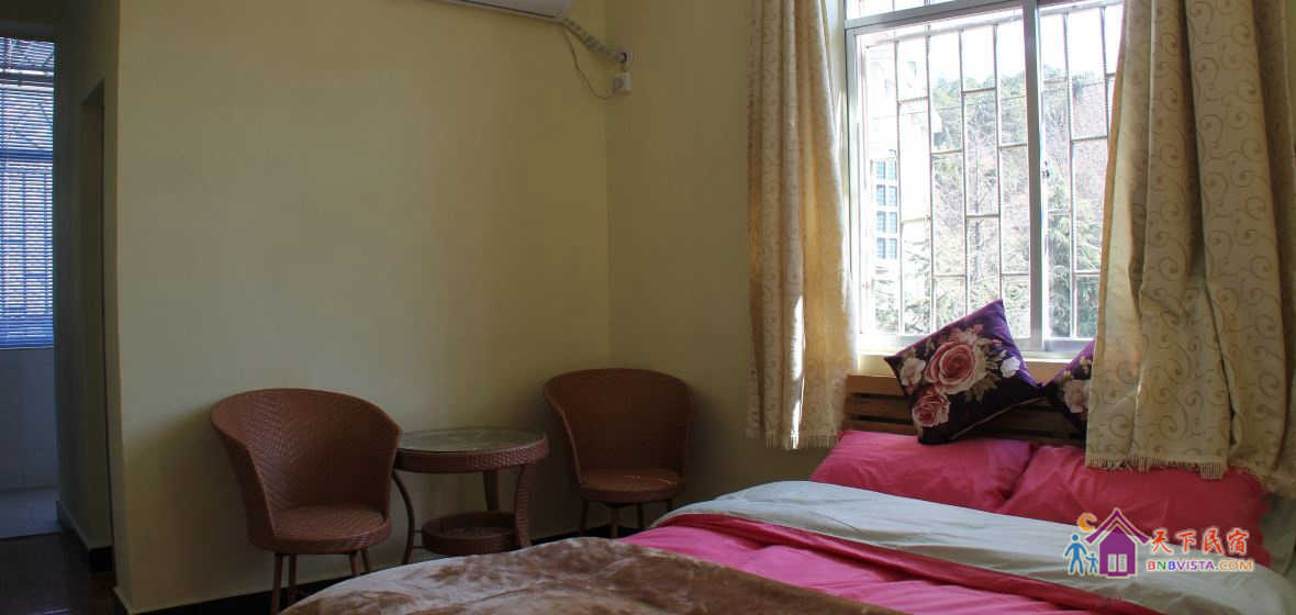 榻榻米阳光大床房