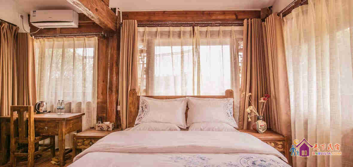 满庭花唯美阳台大床房