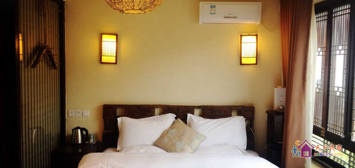 情侣温馨大床房