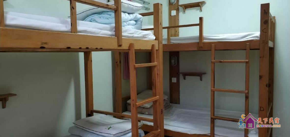 男生八人床位间