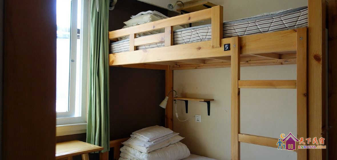 女生多人床位间
