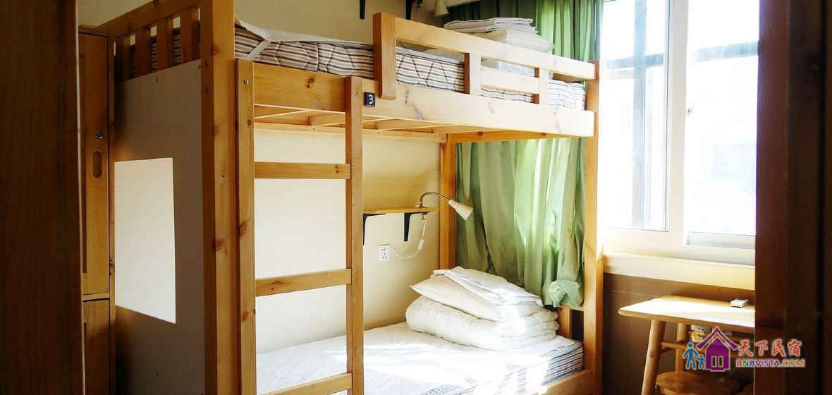 男生多人床位间