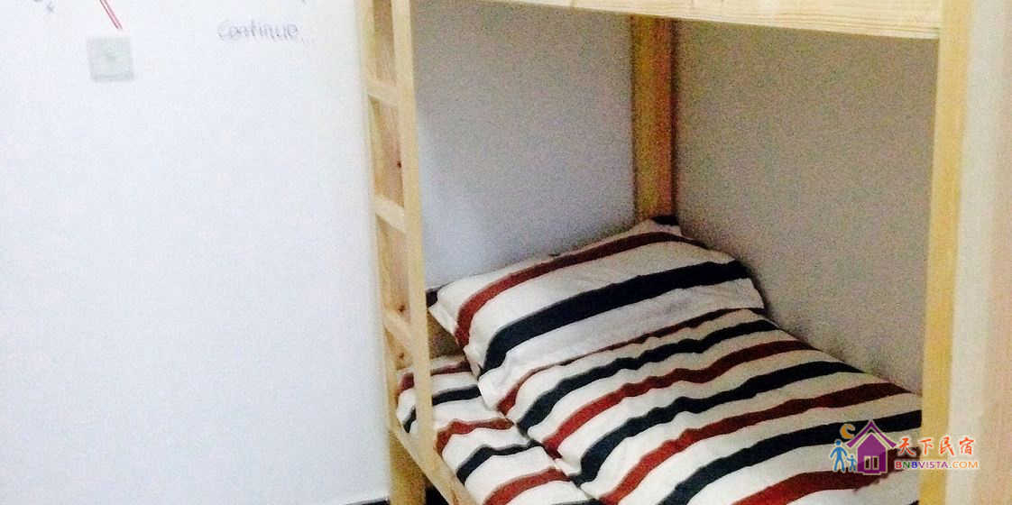 男生四人床位间