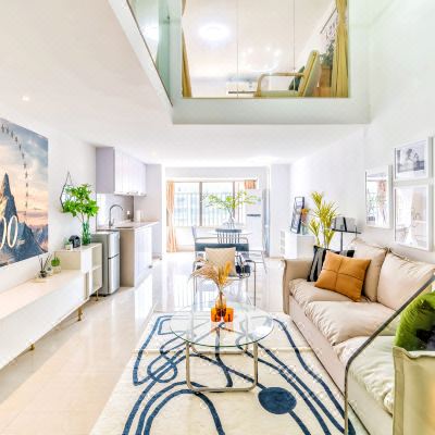 仲夏巴黎主题复式Loft投影仪双床房法式简约风