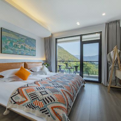 停云·绿野观景大床房-智能门锁+乳胶床垫+直饮机+休闲椅+山景阳台