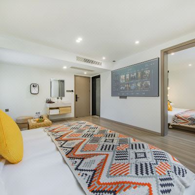 未山·投影双卧家庭房-幕布投影+智能门锁+乳胶床垫+直饮机+休闲茶几