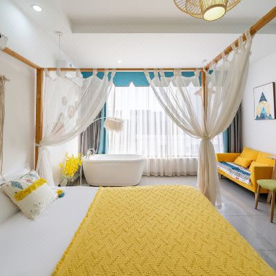 纱幔柱子投影大床房