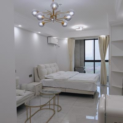 白色风车影视大床房