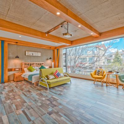 180度豪华全景玻璃雪山景观观影大床房