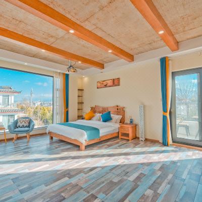 豪华阳台全景玻璃雪山景观观影大床房