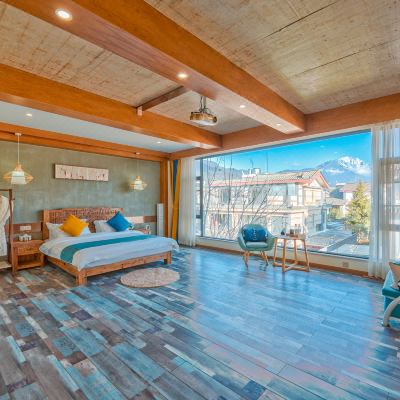 超大阳台豪华全景玻璃雪山景观观影大床房