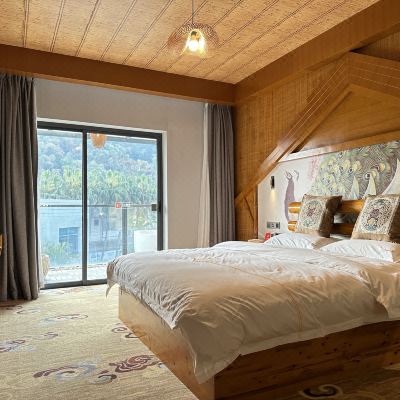 豪华大床房（特色温泉+泳池冲浪）