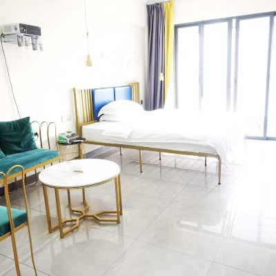 情侣烟雾弥漫投影房