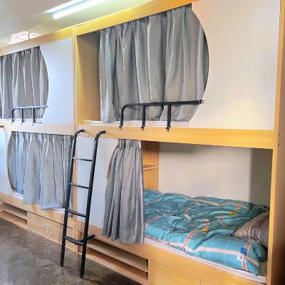 舒适八人床位房