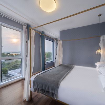 拉菲尔丨湖景大床房