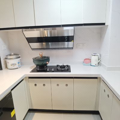 精美家两室一厅阳台海景度假品茶藤椅三床家庭套房（带洗衣机厨房厨具衣柜冰箱）