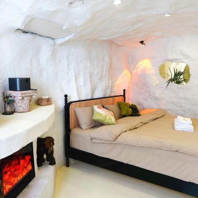 纯白色洞穴观影4人套房（私人泳池）