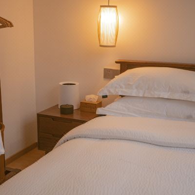 水仙独慎 . 静谧大床房（原木风格+酒店提供自助洗衣机）