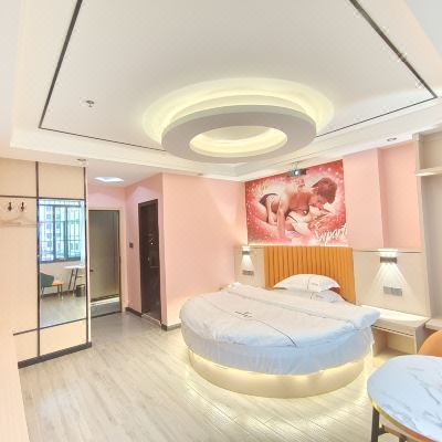 浪漫情侣圆床房